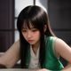 编辑林晓燕的工作照，女性，30多岁，坐在采访桌前认真记录，背景是简洁的工作室环境
